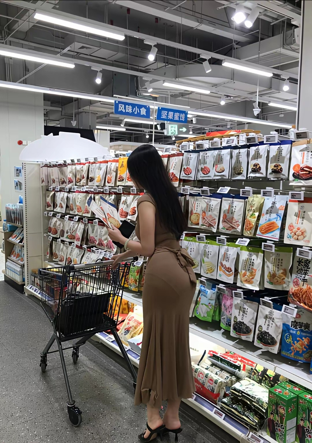 表妹跟我说:她现在怀孕了婆家让她先把证领了婚礼要等生完孩子以后再办彩礼也说生娃的
