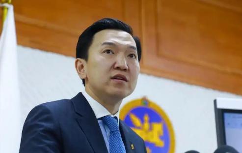 蒙古开始过苦日子了。刚上任不到半年，蒙古国总理乌其尔勒就下了一道硬命令：全国上
