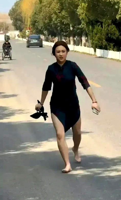 东北第一巴图鲁董赤赤与网红维嘉进行了线下格斗擂台赛，最终战平！听说董赤赤下场