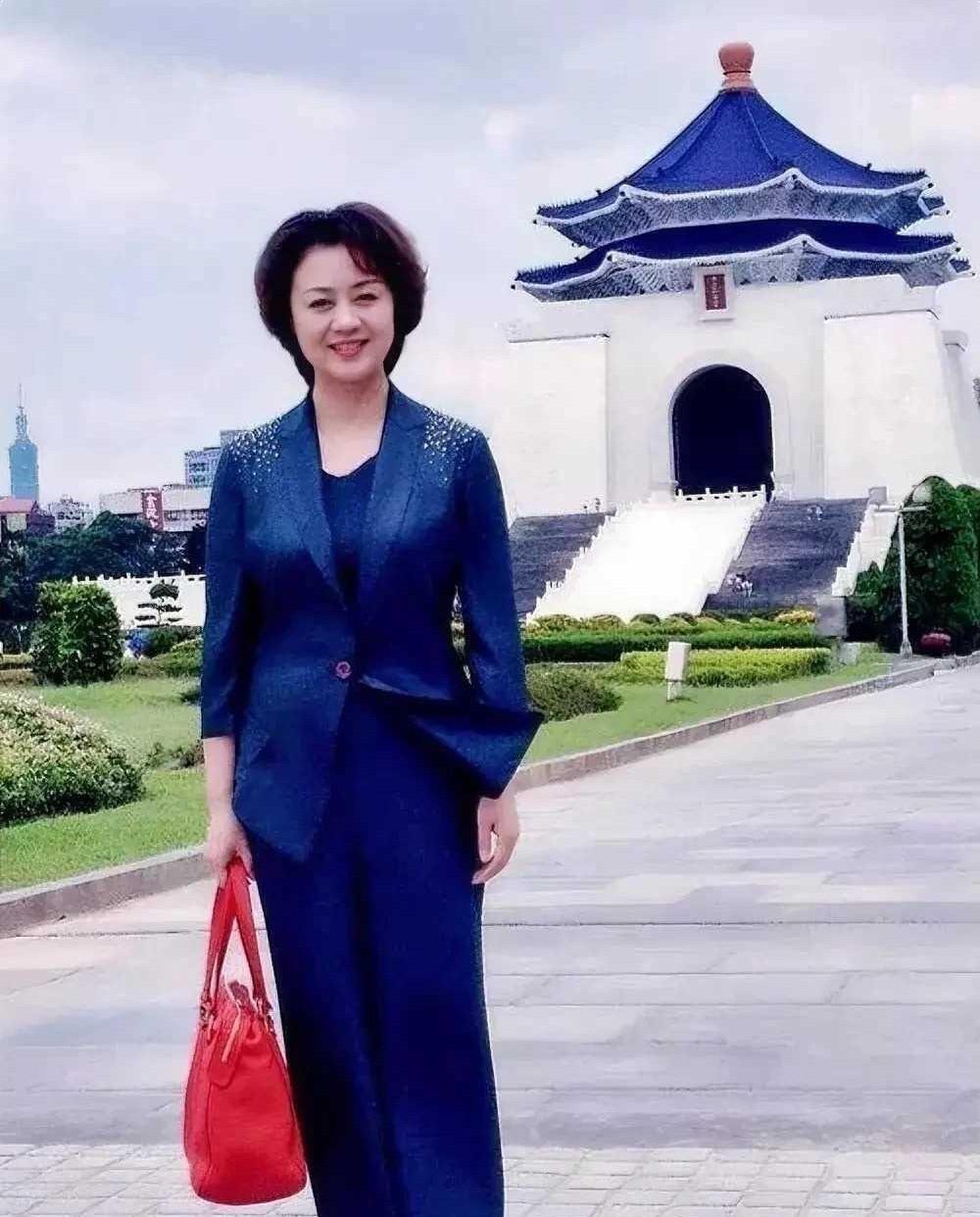 李胜素身高165，不高不矮的，穿着打扮既干净又利索，让人看着舒服，是一位耐看型的