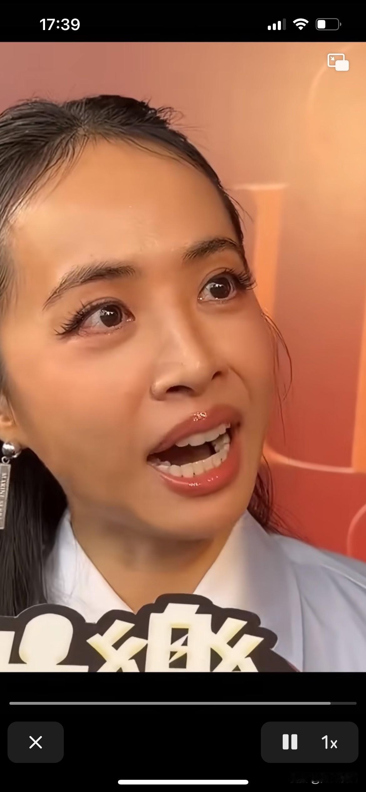 蔡依林老师看着确实保养得很好，皮肤状态也很好，但是人中变长了，嘴角向下了，眼睛无