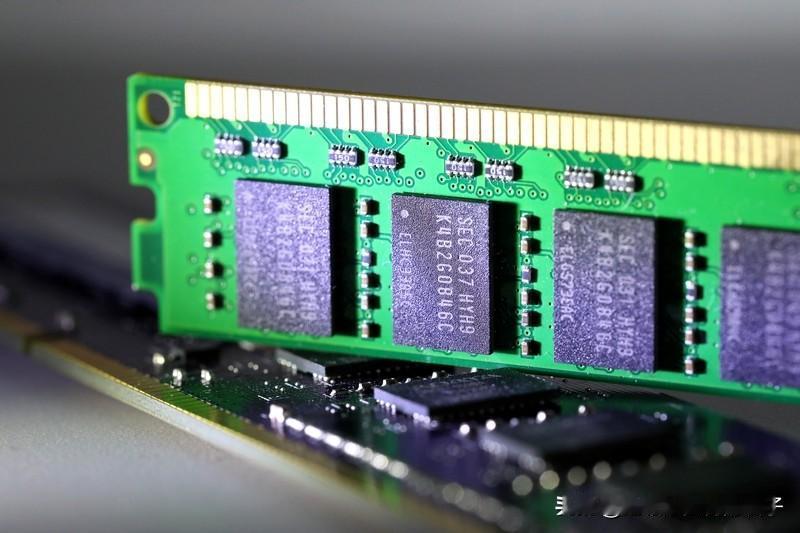 内存条涨得比金条还快内存条这是要逆天啊，涨得比金条还快，简直成了“电子茅台”！