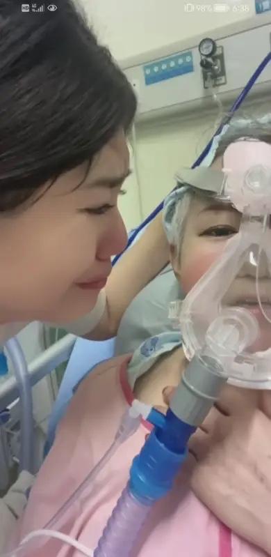 泪奔，母亲病危，医院已下病危通知书，女儿哭着问母亲说：妈，趁你还有口气，我想问您