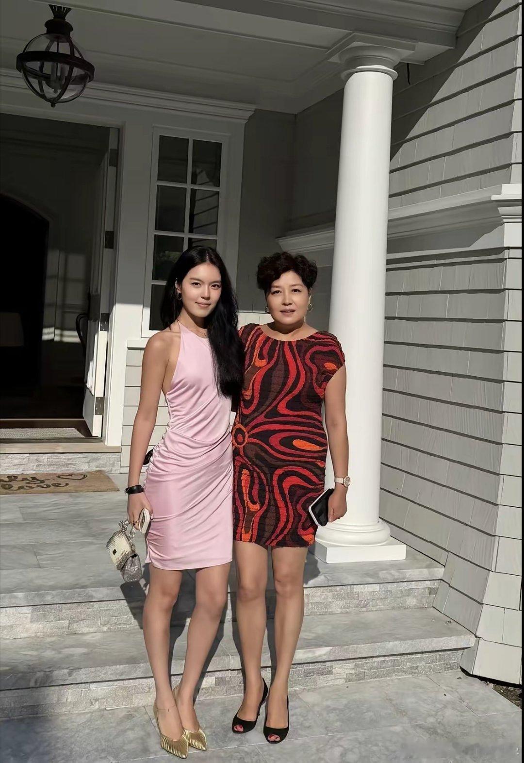 哈文和女儿法图麦，长期定居国外，母女俩生活节奏很慢，很少上综艺。法图麦已毕业三