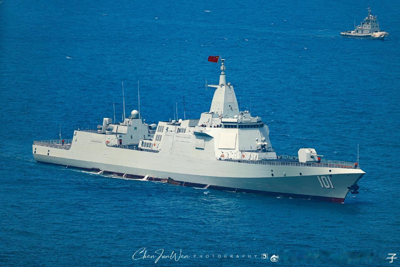 055级导弹驱逐舰首舰——101南昌舰，传说中一艘孤舰单挑美帝航母编队的奇迹，现