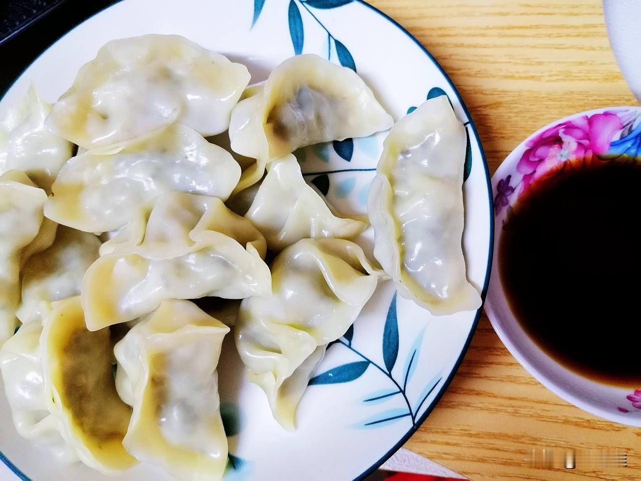 今天周末，我包了点荠菜馅饺子，肉馅，荠菜馅，面皮全是买的现成的。物料回来也有