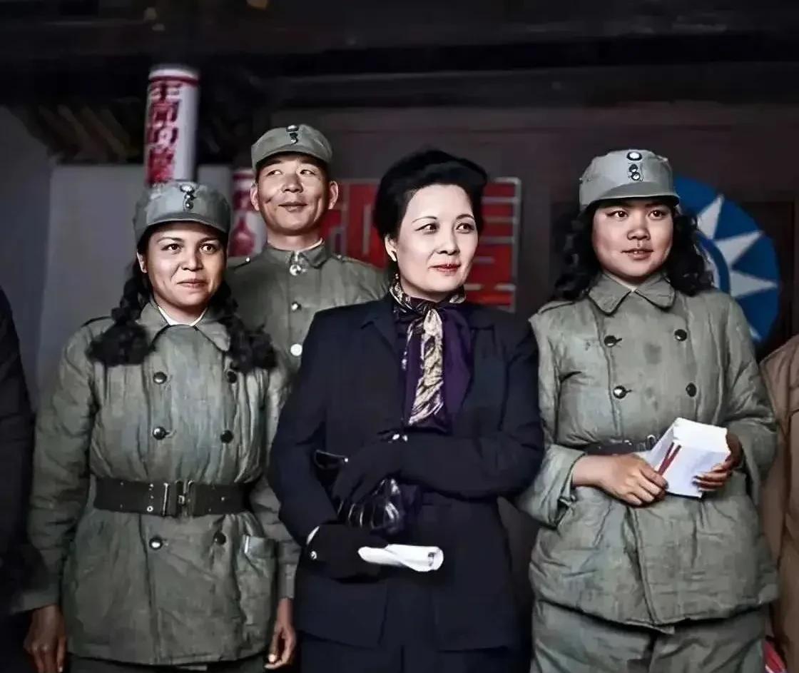 这才是宋美龄的真实貌相，并非演员所扮演的角色！这张珍贵的老照片摄于上世纪40年代