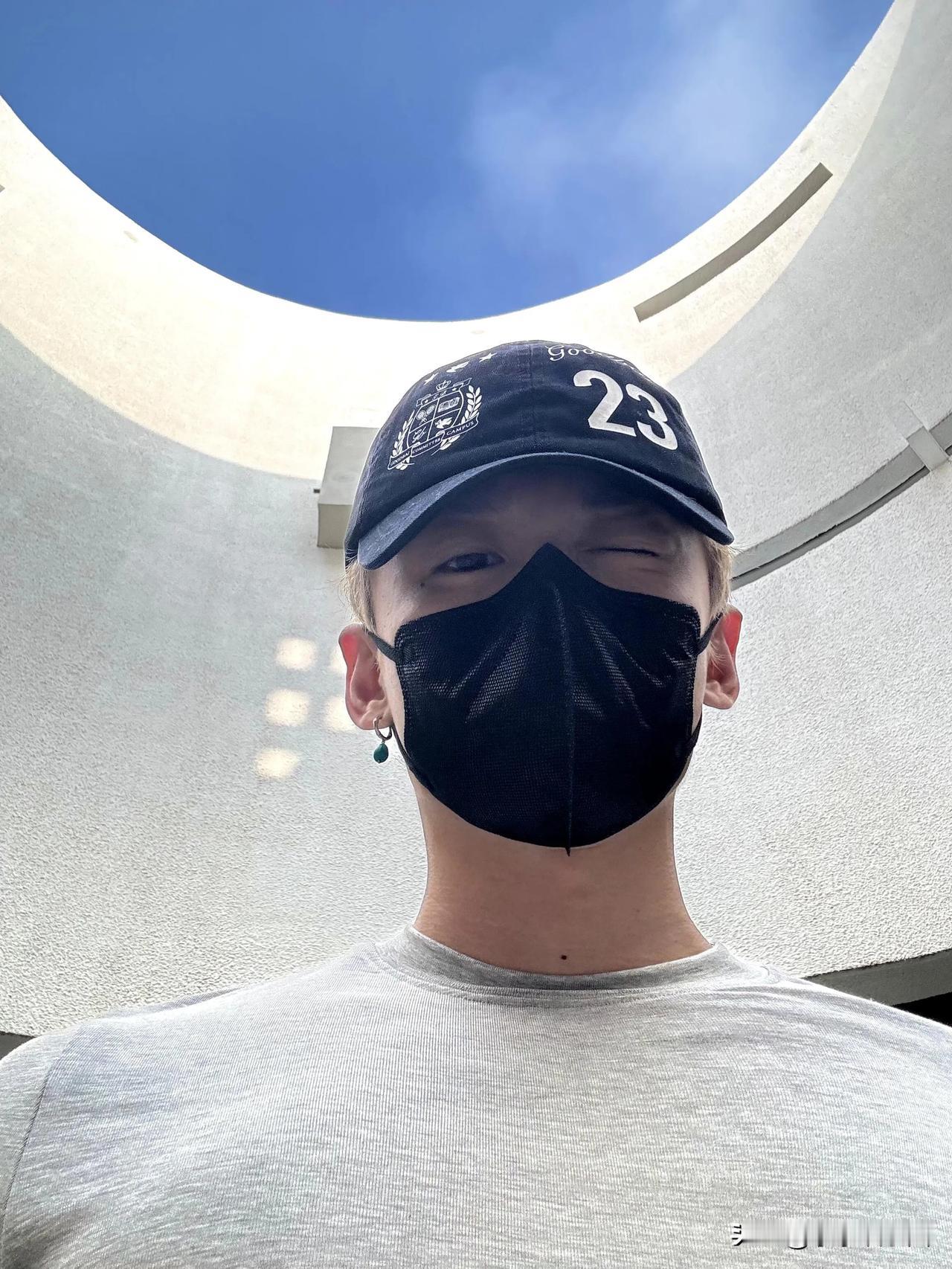 白敬亭又双叒更新动态啦！日常随拍荷尔蒙拉满，不管是天台耍帅、车内怼脸，还是球场投