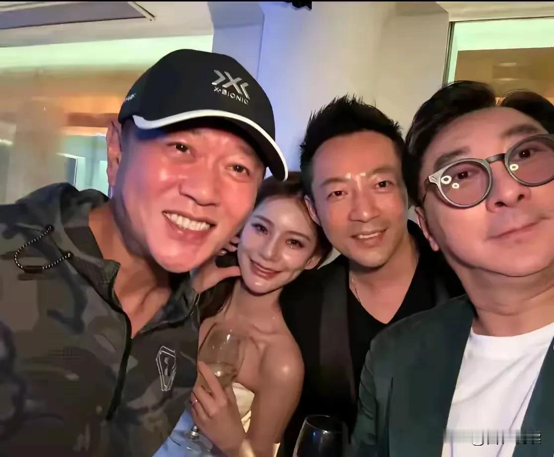 一个细节告诉你汪小菲疼媳妇着呢那些喷子都闭嘴吧电影节马筱梅被搂腰前夫