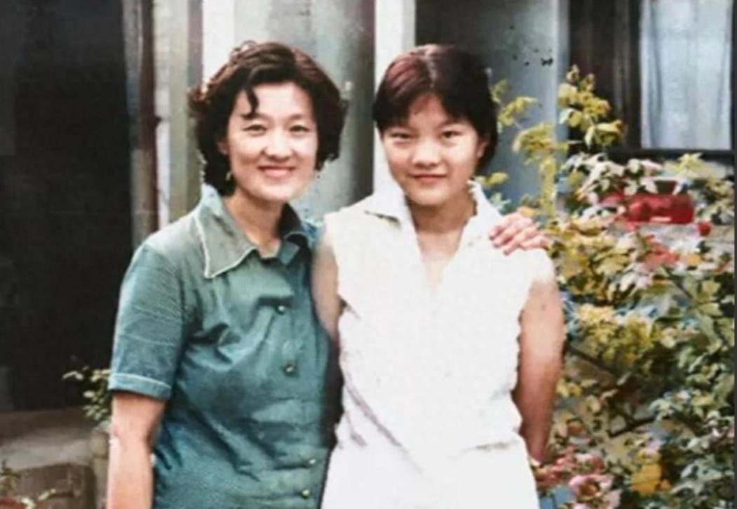 1980年洪晃与母亲章含之的罕见合影曝光，母女颜值和气质均出类拔萃令人难忘！1