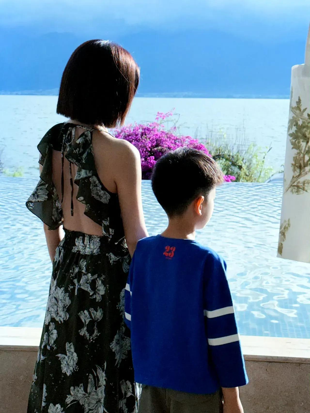 42岁的陈妍希离婚后首个生日是和儿子在云南庆生吊带的连衣裙，完美的背影好看极