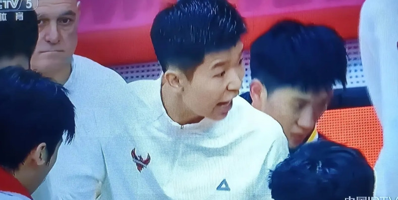 广东女篮主教练黄思静的执教风格太火爆了，总爱跟裁判较劲，还习惯对球员大吼大叫。跟