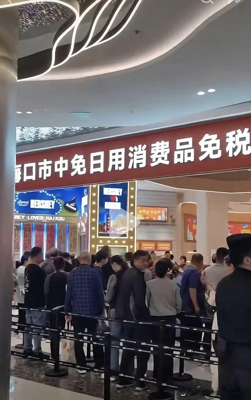 建议海南所有免税店，应该好好反思一下，不要屡屡被游客吐槽海南的免税品太贵了。这