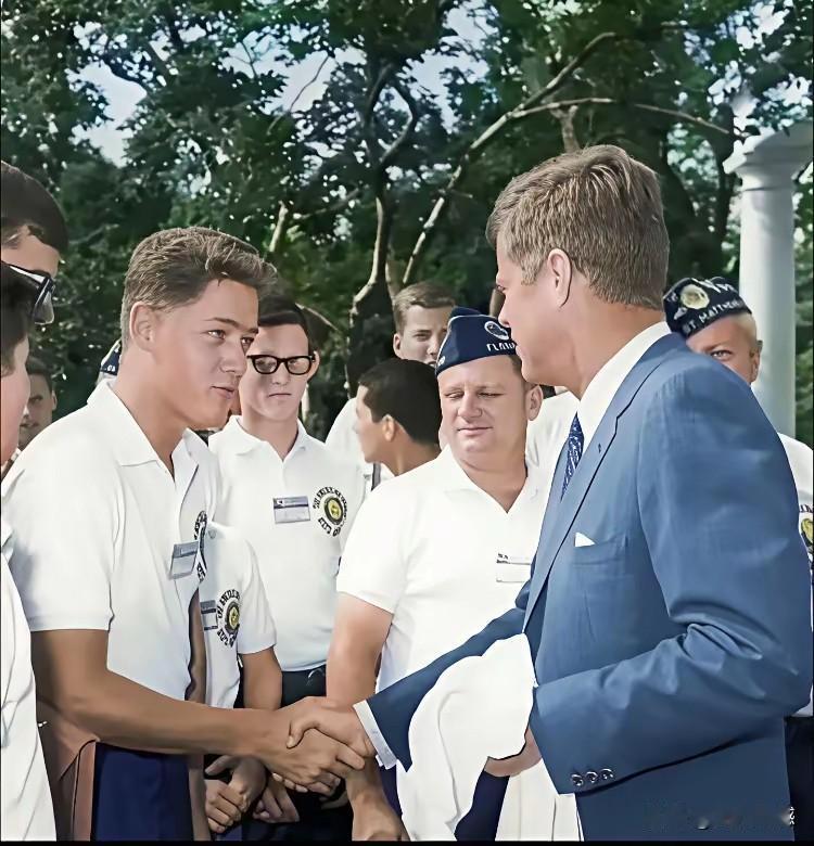 克林顿年轻的时候，曾经和肯尼迪握过手，这次握手对他的影响很大，从某种角度讲，正是