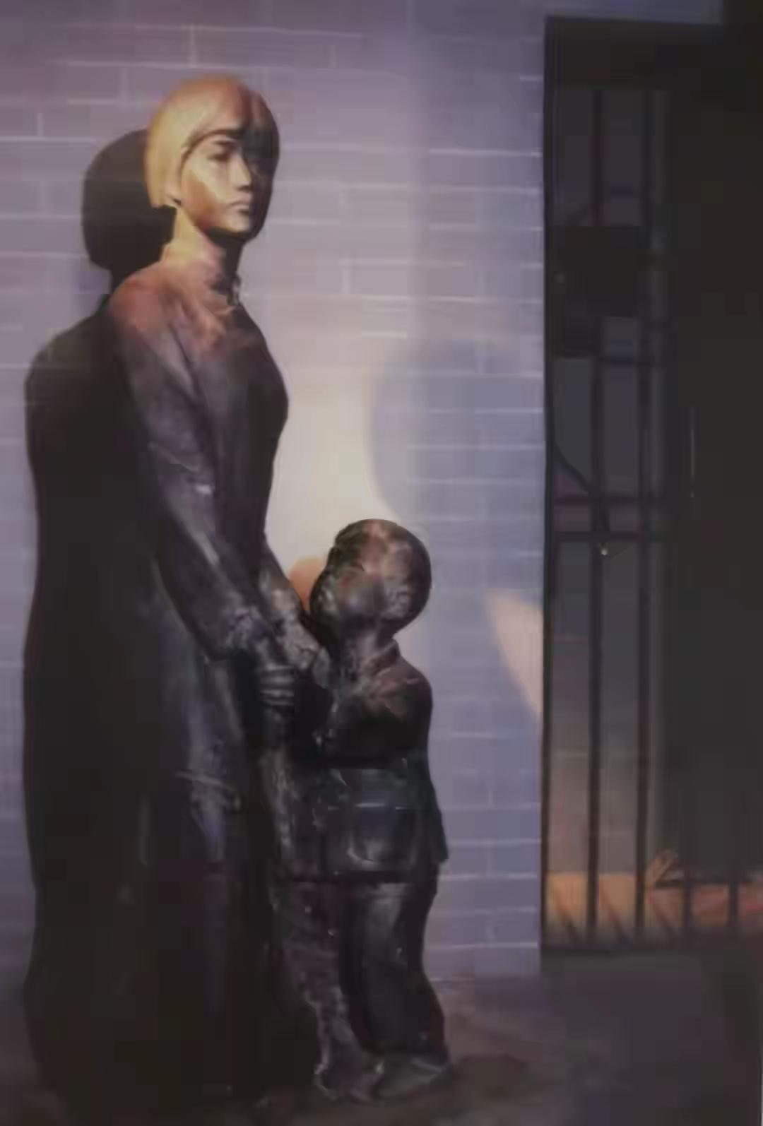 这是杨开慧和毛岸英在狱中雕像，看了真让人难受。雕像里，29岁的杨开慧身着粗