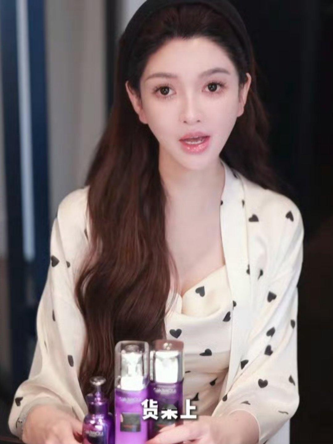 叶珂又变样了“珂学家”叶珂在直播中，网友发现面部特征再度出现明显调整，脸型圆润