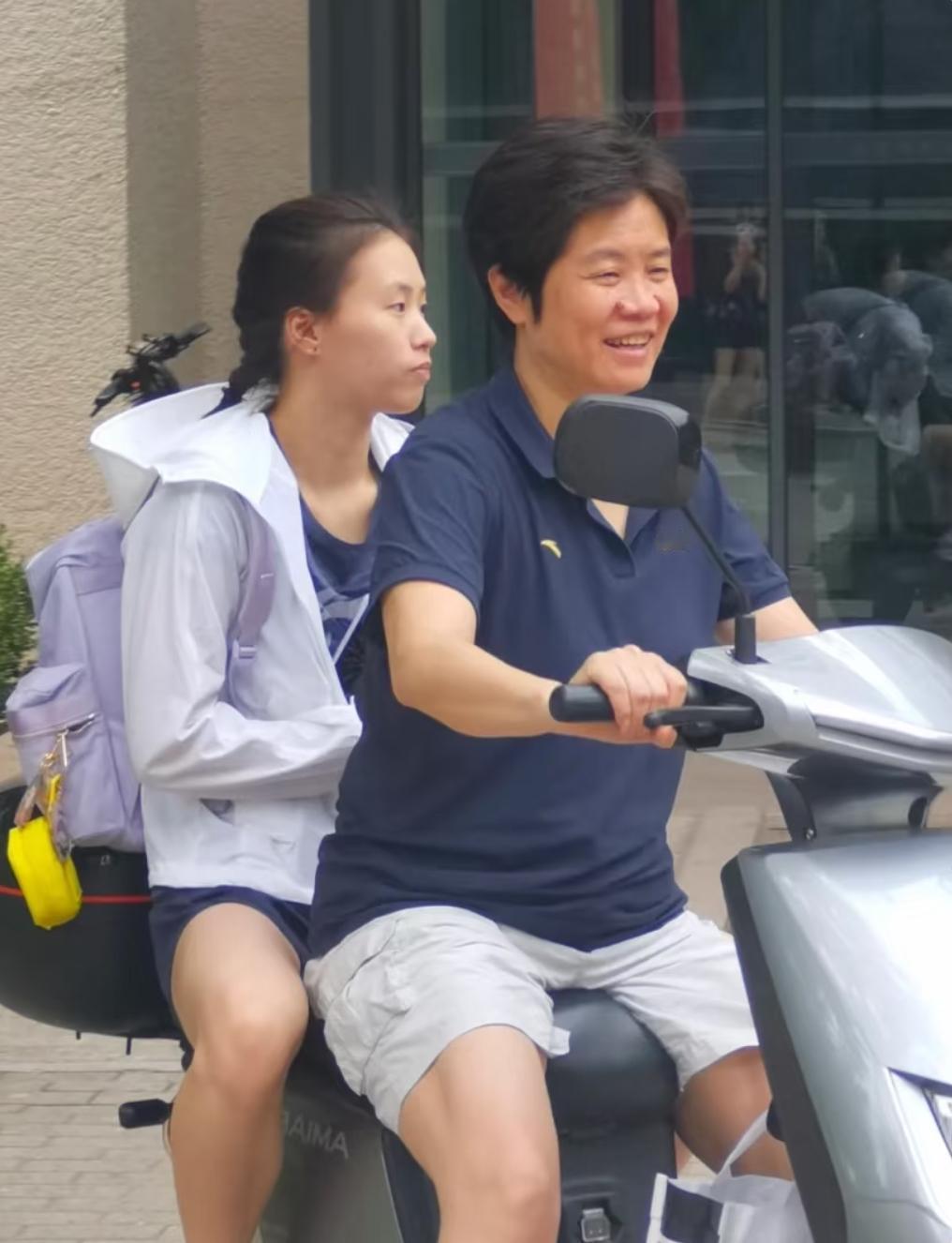 余晓玲教练真是把陈芋汐当亲闺女一样疼！她夸陈芋汐：＂非常聪明的一个孩子，她