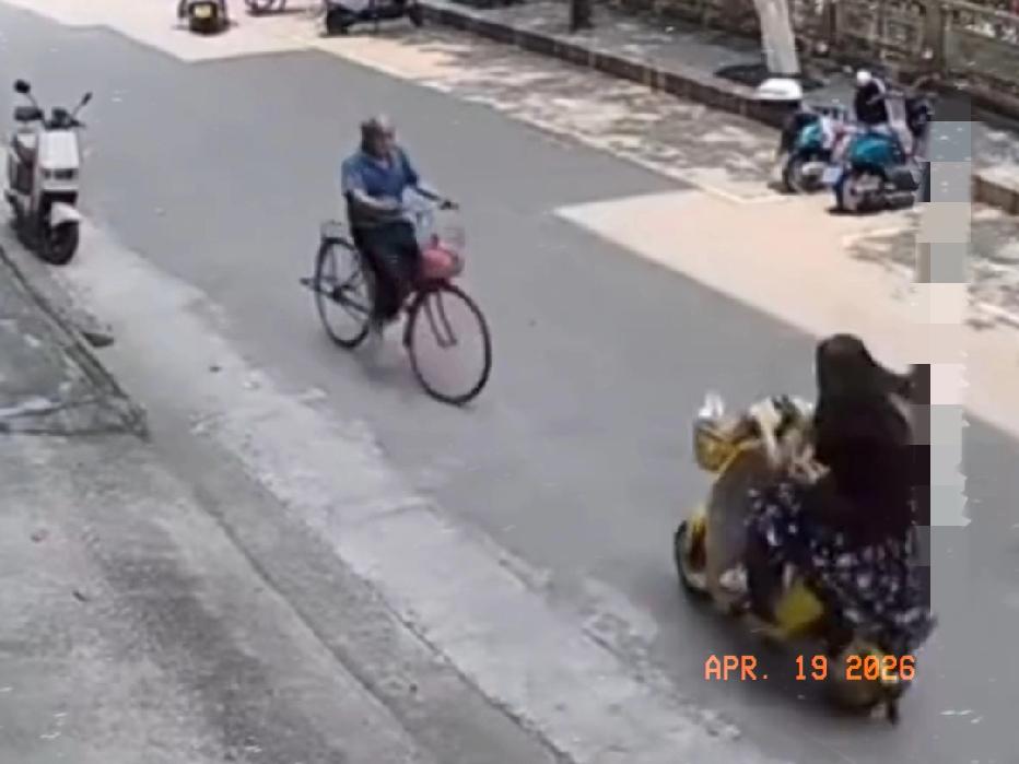 近日广东广州，一60多岁老人骑车在路上，与两名骑着电动车的女孩相撞，倒在了路上，