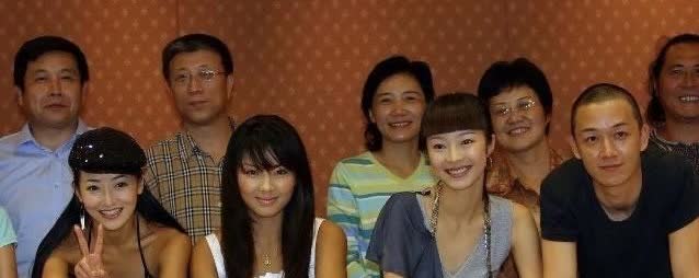 说实在，刘涛以前的颜值真的被高估了，来看看她旁边的这位女演员，一下子把刘涛的存在