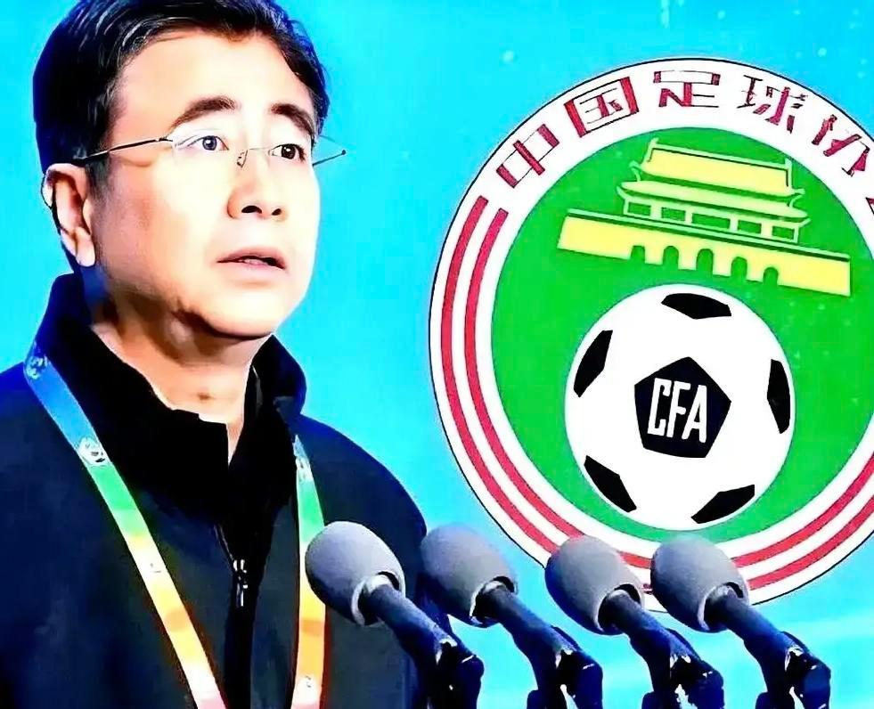 外教不敢来,本土没人敢接,国足帅位成了烫手山芋。米卢当年是运气,不是本事。现