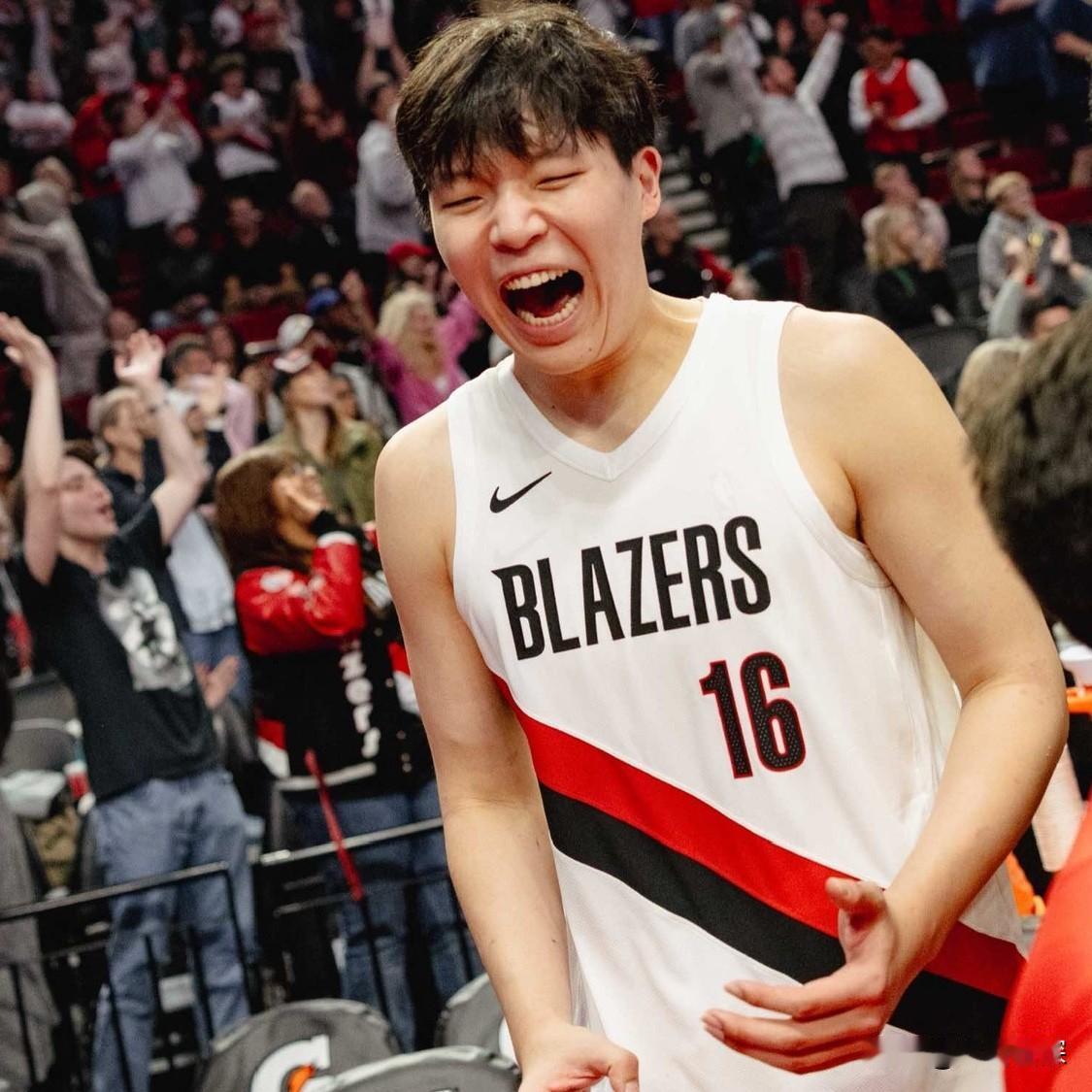 杨翰森要被顶掉了！开拓者打爵士，杨翰森早早打进个人运动战进球。但是一对比队内