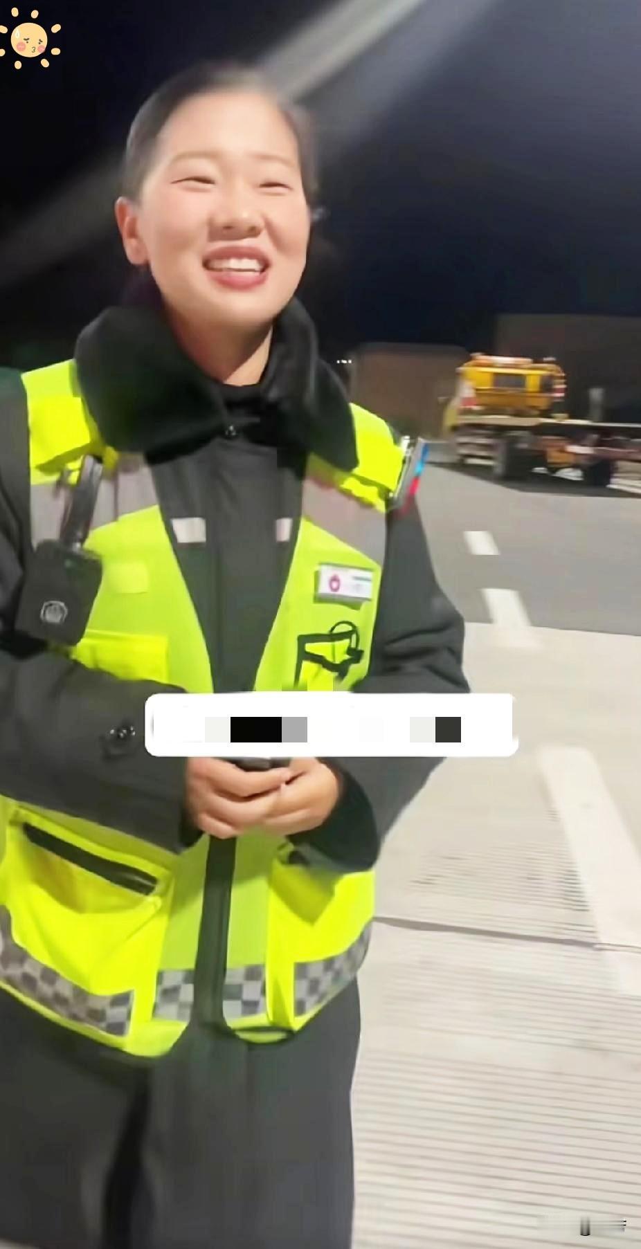 高速收费站一女收费员寒冷深夜中的一个举动竟让一众车友吵着要把这位女收费员送