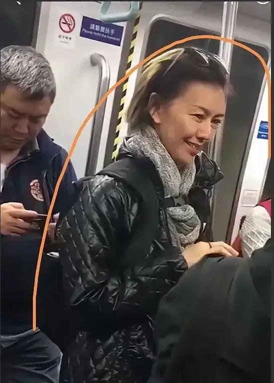 大陆的艺人，为什么那么拽？最近，有人在新加坡旅游乘坐地铁时，惊讶地看到孙燕姿