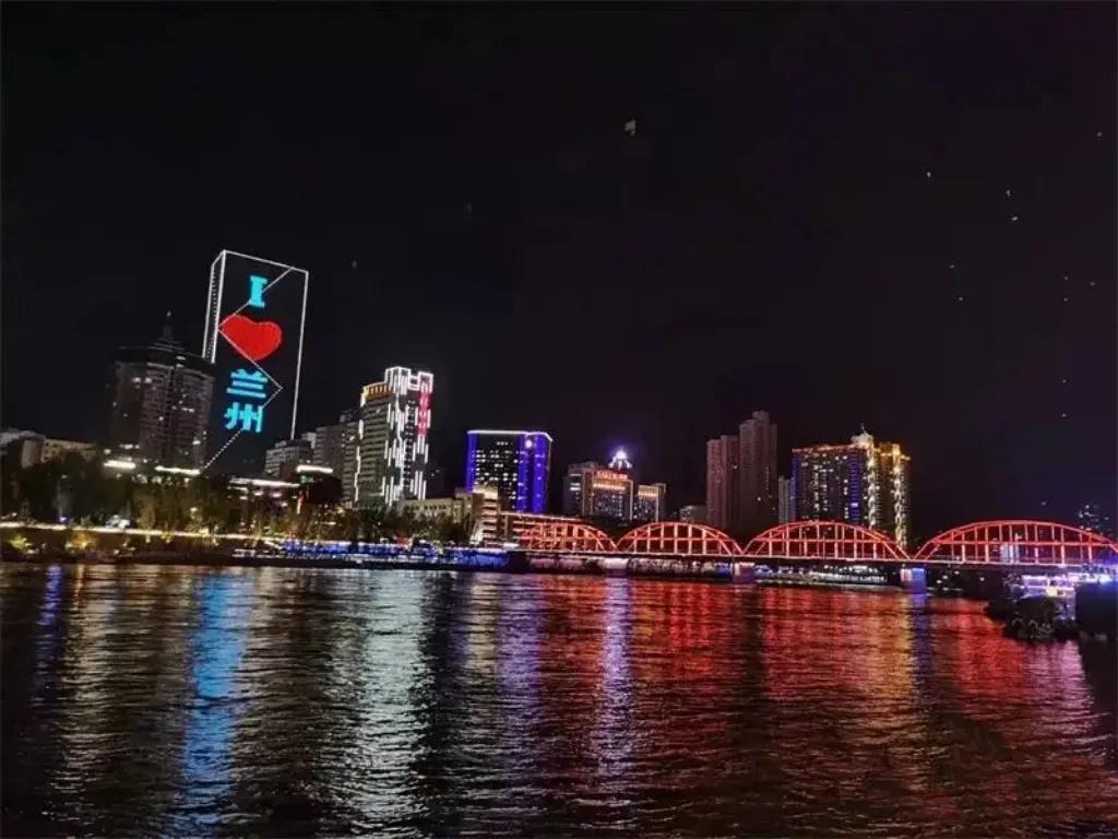此次甘肃之行，难忘夕阳西下的时候，在兰州，坐着豪华游轮夜游黄河的美好画面。船行之