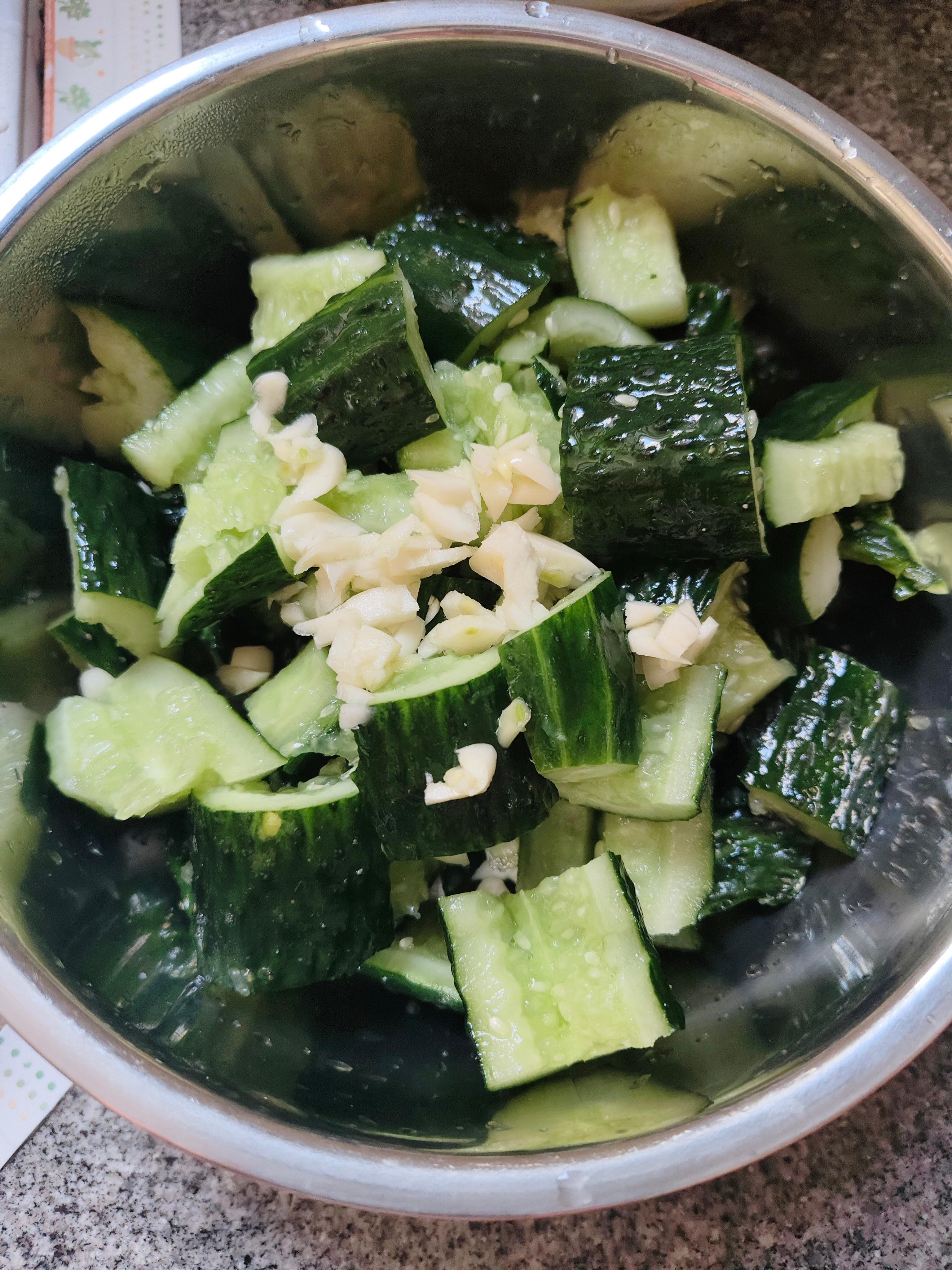 昆明今天中午做一个凉菜拍黄瓜。​​​