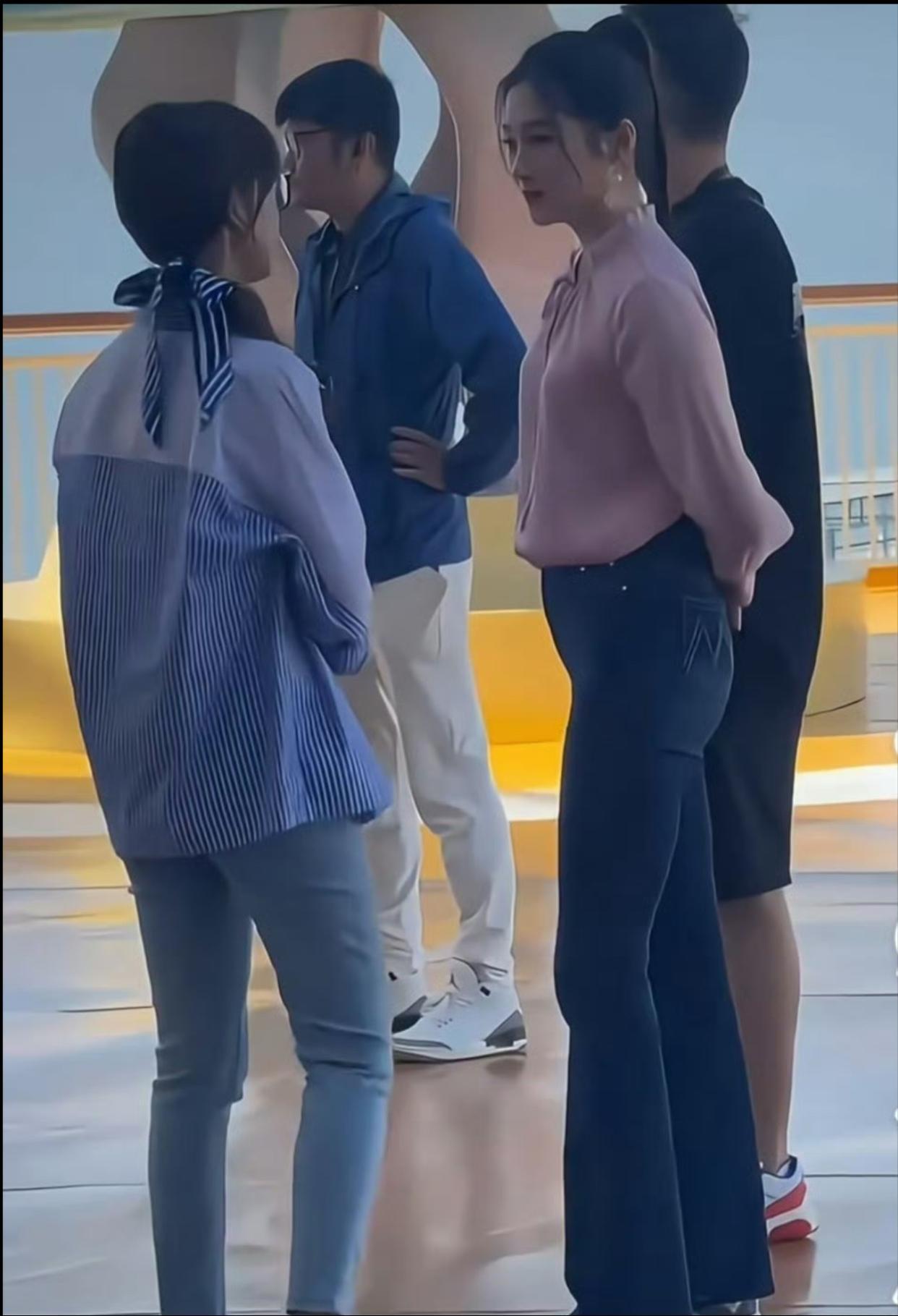 关晓彤这逆天大长腿，跟旁边女生身高差不多，腿却快到人家胸了