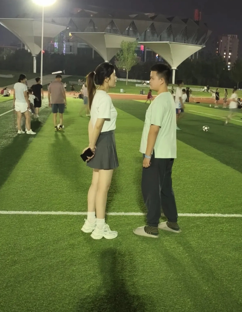 儿子要比妈妈高了，照样挨熊