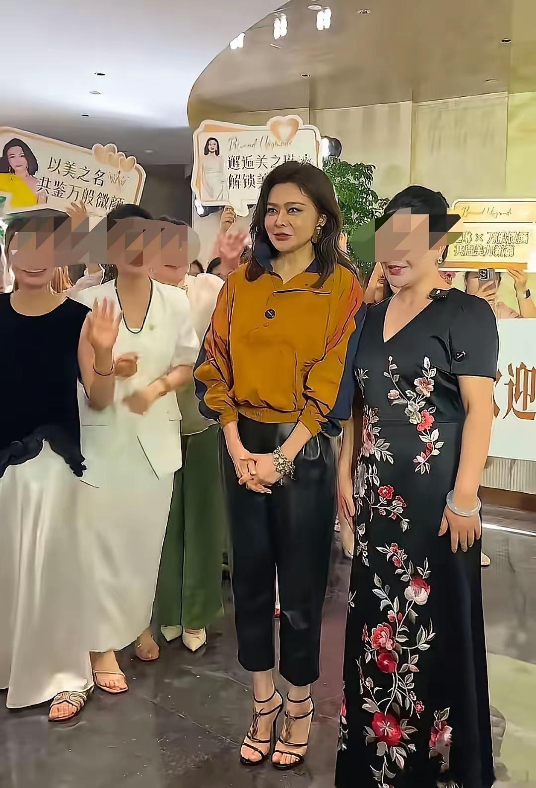 香港第一美女关之琳现身武汉武昌区万达广场出席活动，63岁关之琳一件焦糖色缎面长袖