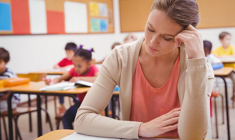 2027年小学新生预计减少138万，这个数字这两天在教师群里传疯了。办公室里好几