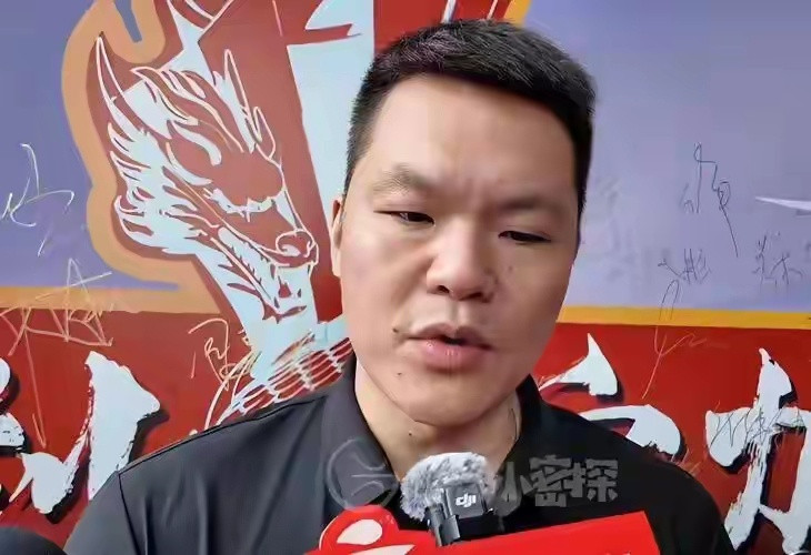 被曝辞职4天，朱芳雨近况曝光！被人抢着请客，一张照片尽显地位