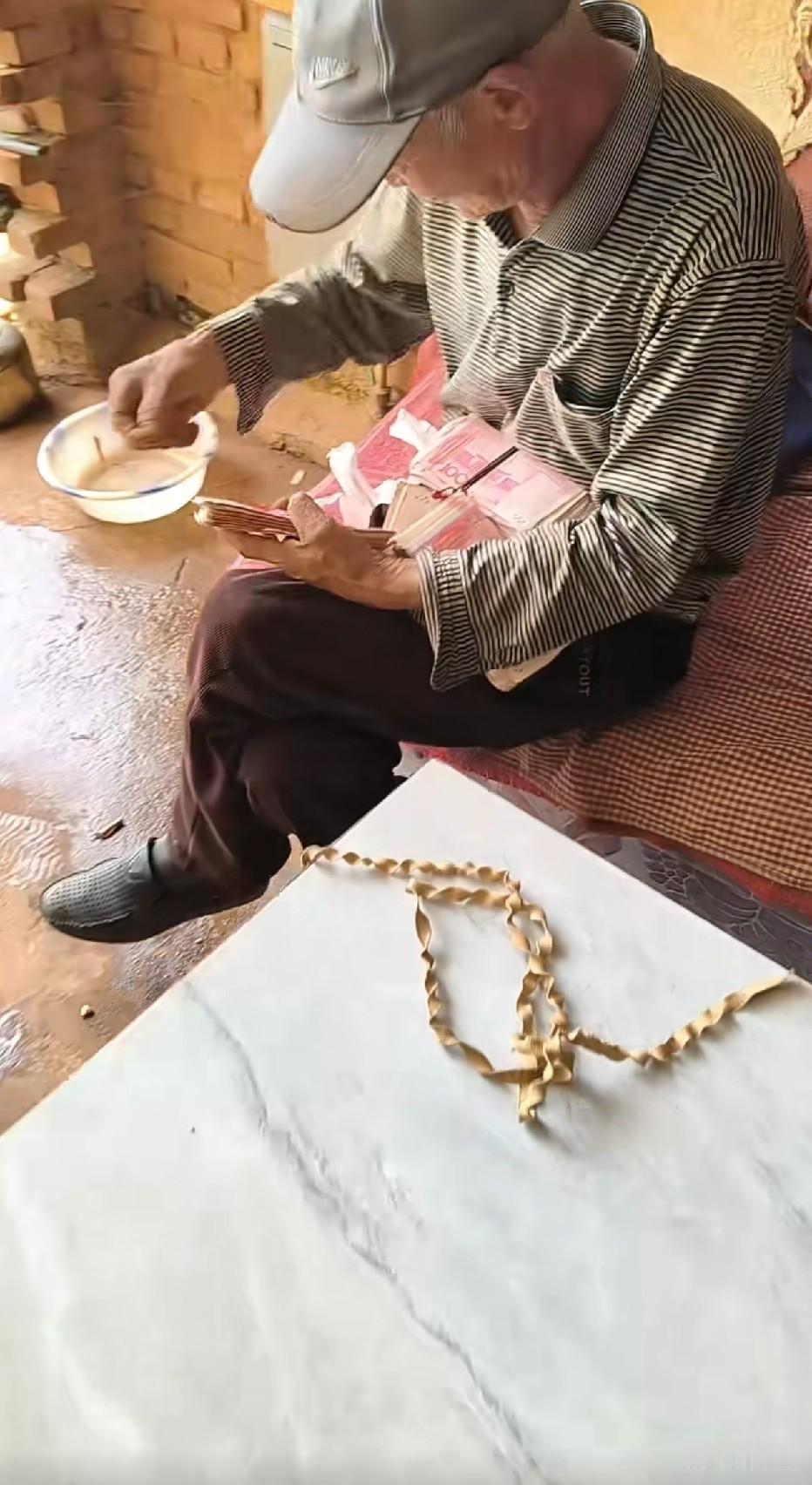 不要小看这些老人家，挺有钱的，那些环卫工人都比一般家庭都还有钱