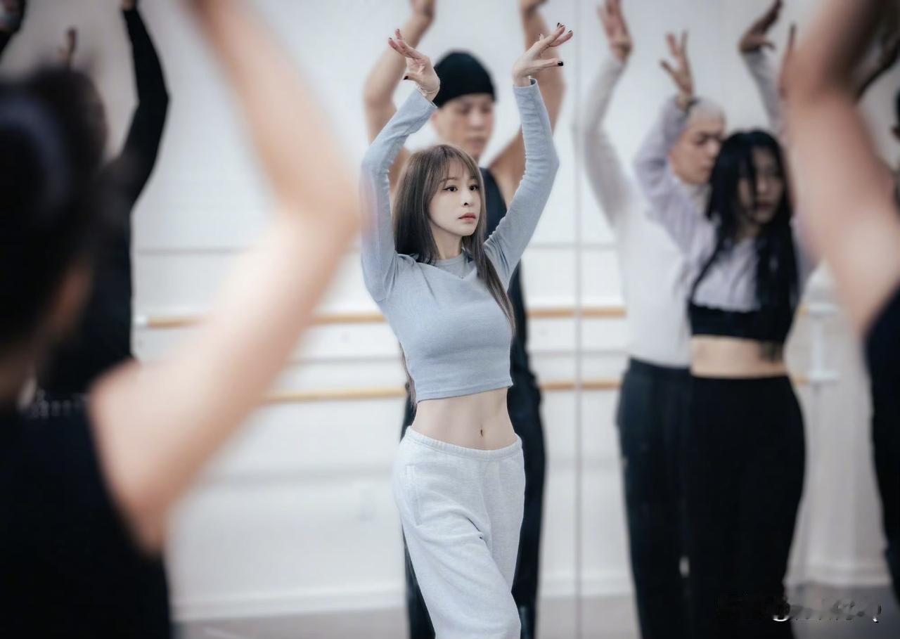 王心凌的雪白牛奶肌不仅让人羡慕，她的小细腰也是。虽然43岁了，但肚子上没有一丝赘