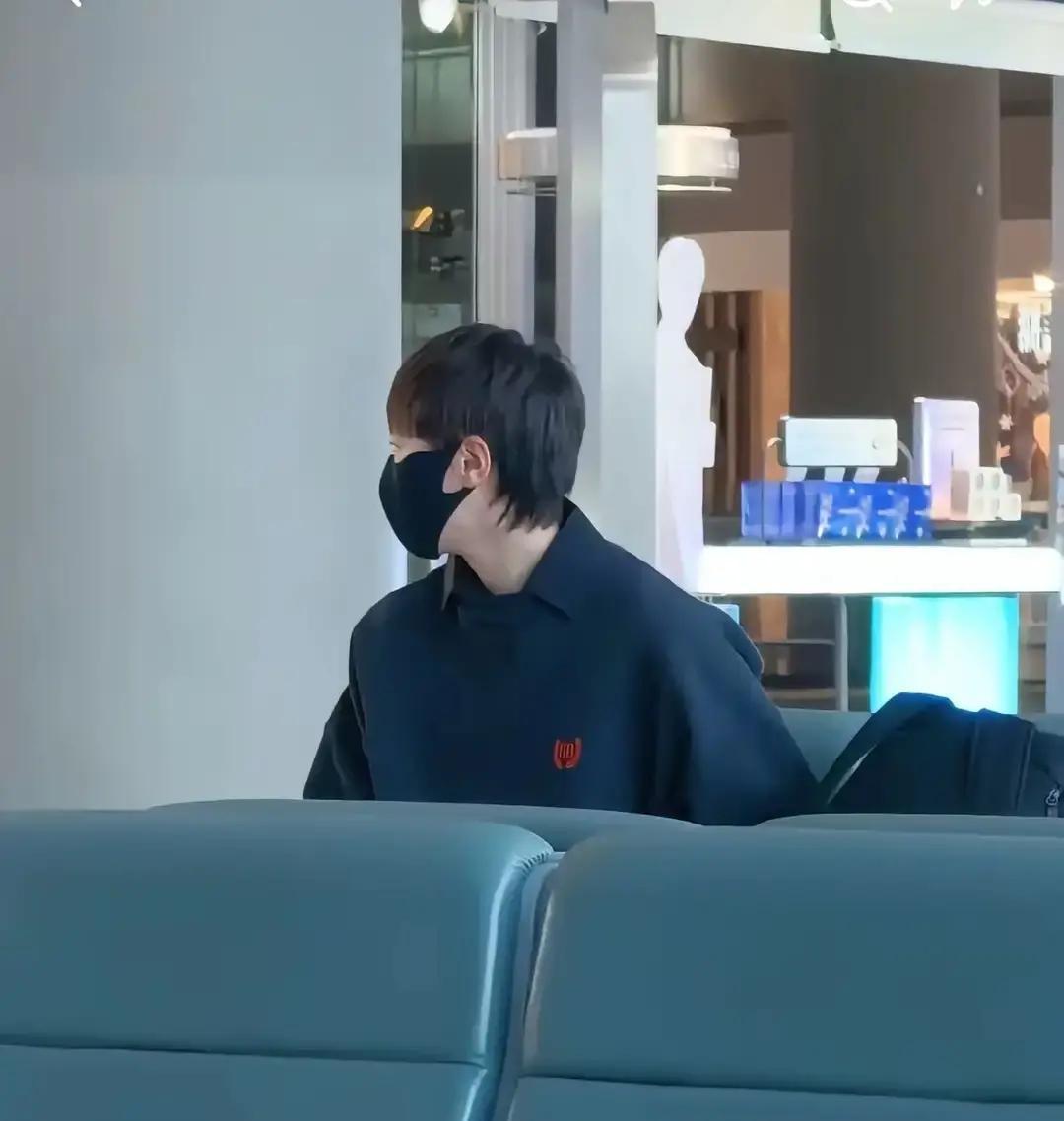 决赛名单没她，鲁能照样夺冠王曼昱坐在场边鼓掌，镜头扫过，她笑得比谁都开。