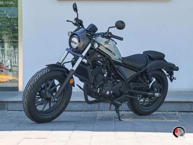 本田推出2025款CM300巡航车型，标准版售价20380元，特装版（摩登灰配色