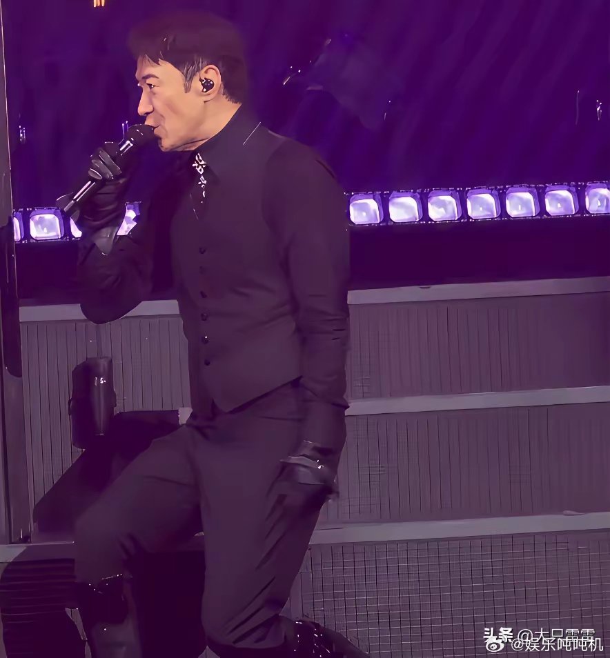 有一次，蔡康永采访黎明。蔡康永抛出一个自以为很高明的问题：“有传言说你不喜欢笑，