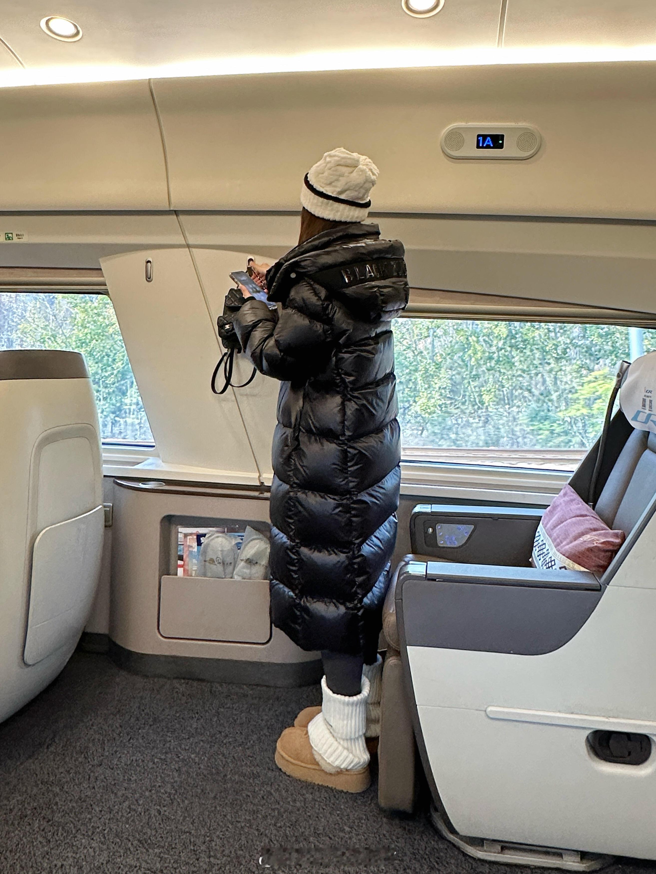 商务座看到的！！原来美女都是这么…|||美女姐姐人太好啦！！跟他对视了哈哈哈，真