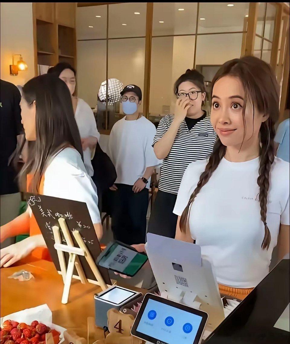蔡依林医美里做的比较成功的一位了40几岁的人了居然一点也不显老​​​