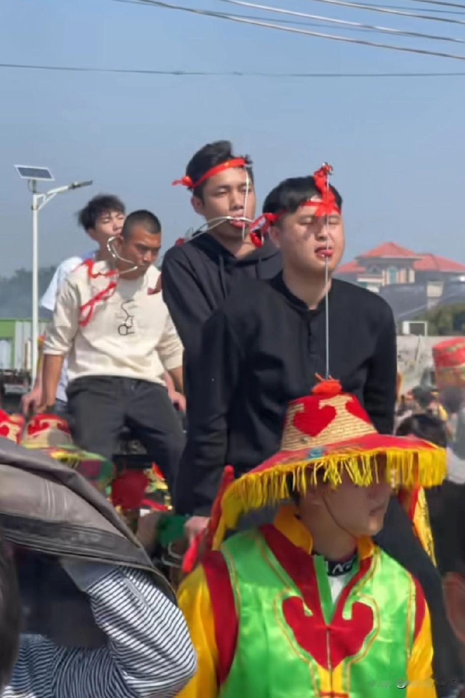 一看穿舌一看村名，湛江龟头村，头龟村的人是个人物，他们这个表情，麻药还没过吗？