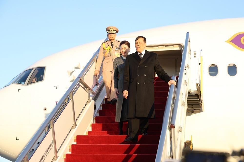 2025.11.13泰国国事访华Day1，泰国国王夫妇抵达北京首都国际机场并