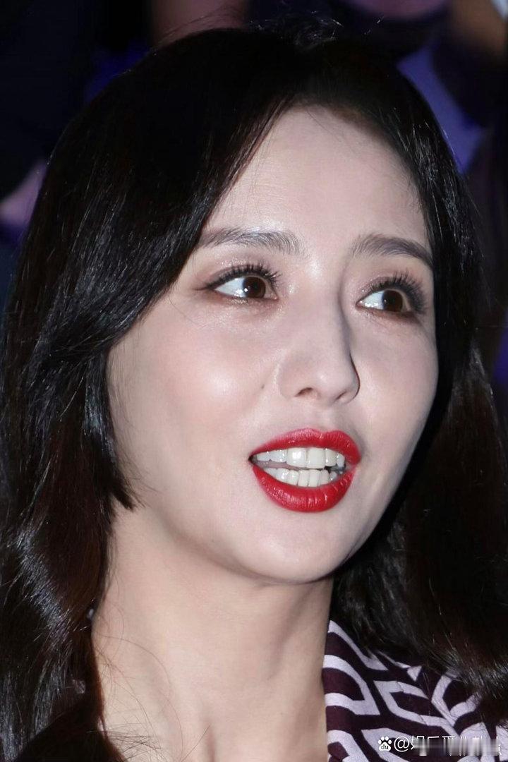 佟丽娅一抹大红唇气场全开，明艳又大气，直接美到心坎里