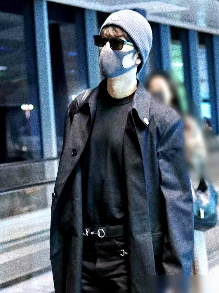 谁说肖战也救不了TOD'S？米兰时装周上，他一件姜黄麂皮衬衫，直接把那些唱衰的嘴