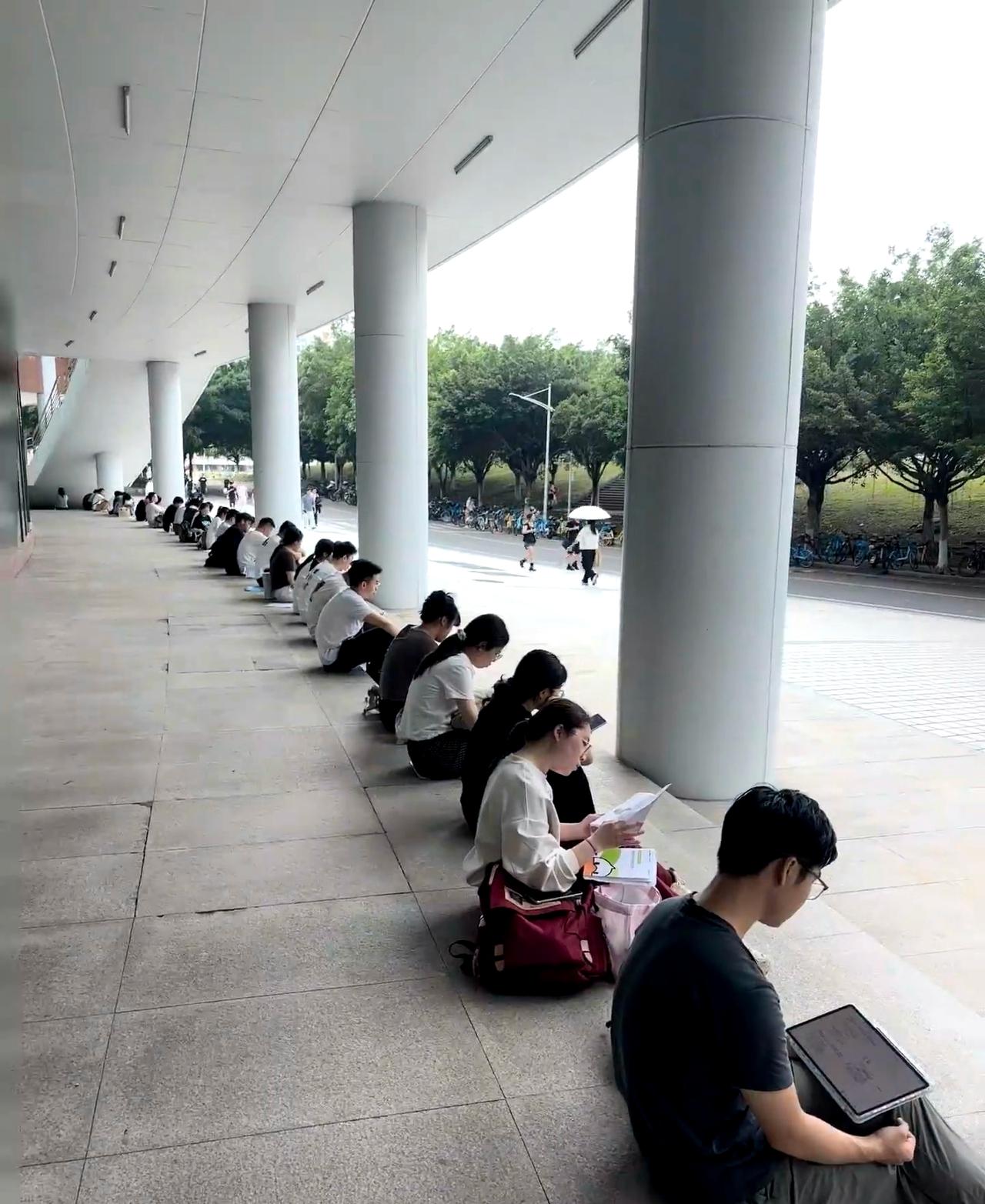 广东烟草考完了。笔试只考行测，100分钟120道题，和考公的题目不太一样考