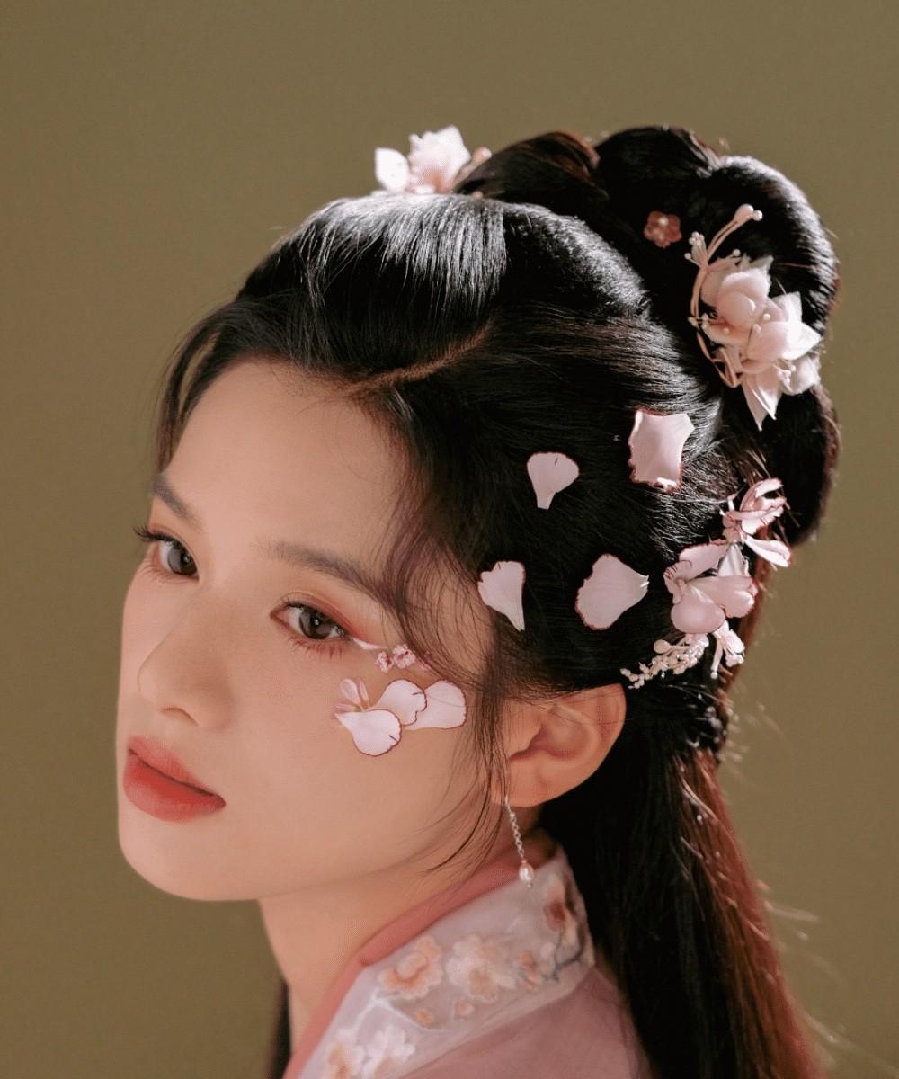 不查不知道，一查才知道《藏海传》的女主角张婧仪张婧仪，1999年7月10号出