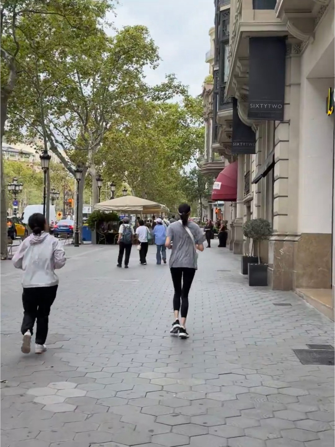 网友巴塞罗那偶遇关晓彤在路上跑步，又美又自律​​​