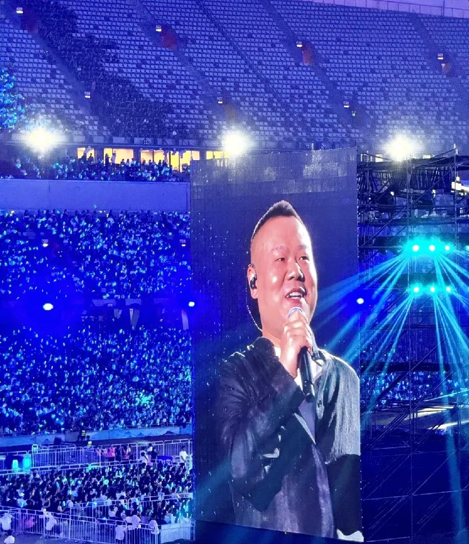 岳云鹏唱歌破亿播放，音乐学院白念了？别急着骂世道，先看清真相。《
