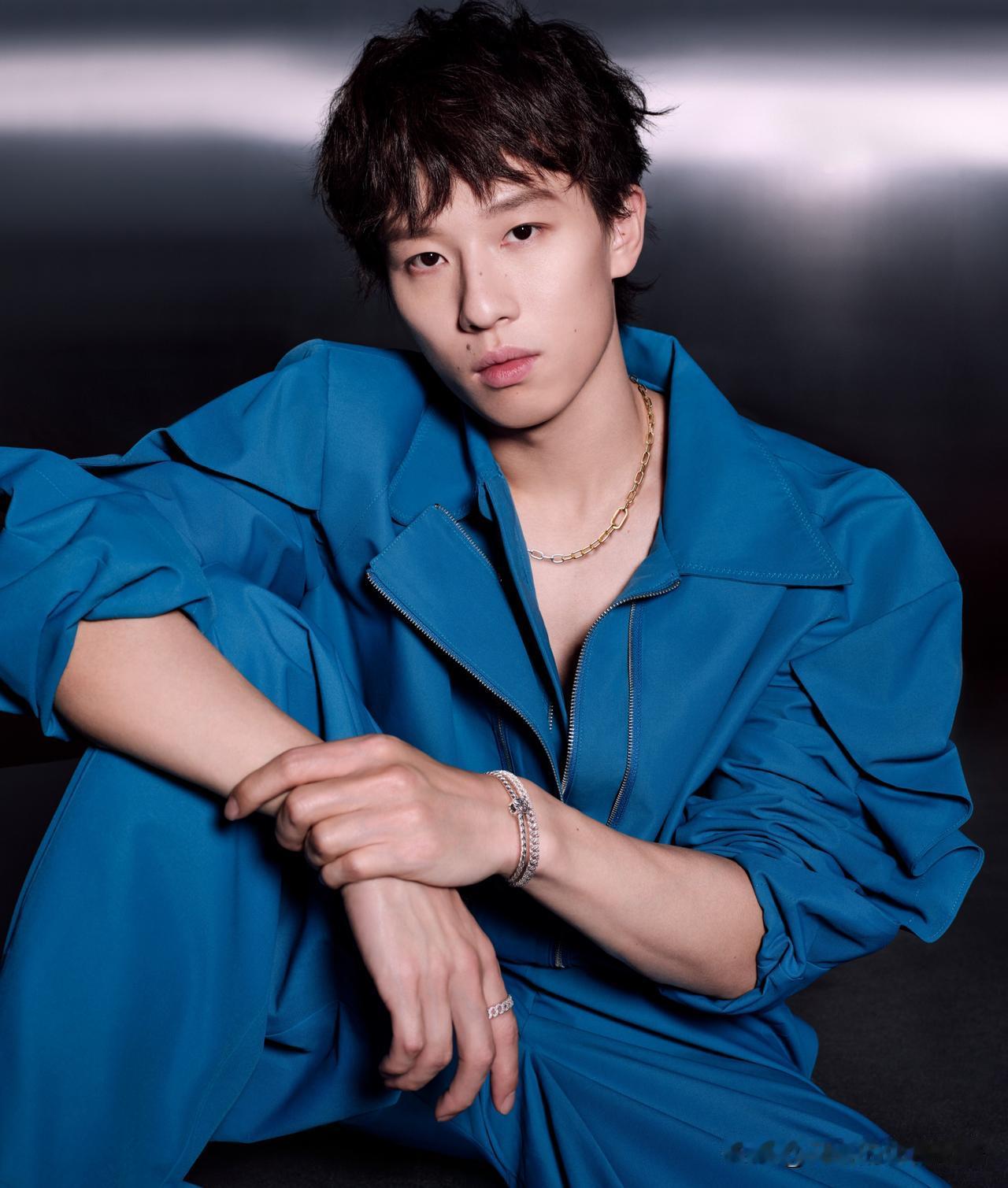 林高远和国乒渐行渐远，走进时尚拍大片。林高远说时间教会我的是，在矛盾中锚定平衡